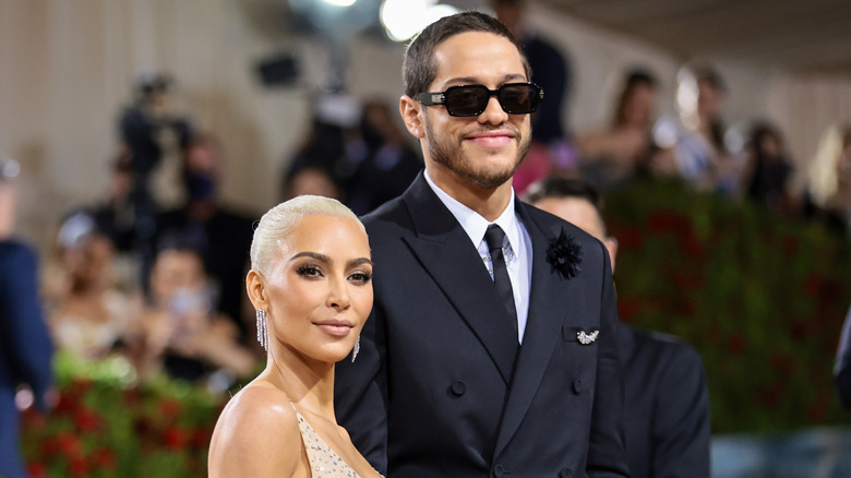 Kim Kardashian souriante avec Pete Davidson