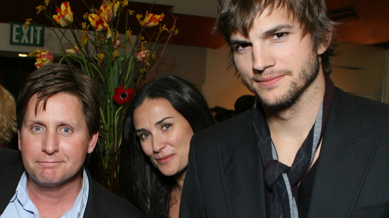 Demi Moore entre Emilio Estevez, Ashton Kutcher