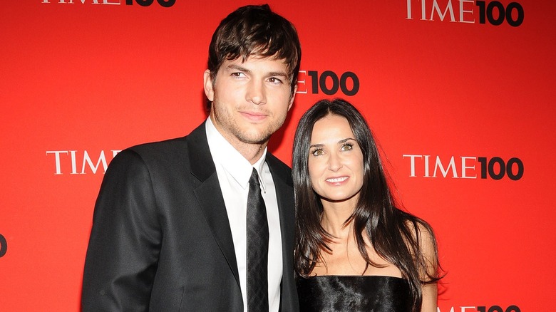 Demi Moore et Ashton Kutcher posant