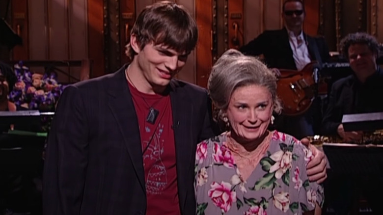 Ashton Kutcher, Demi Moore en costume de vieille dame