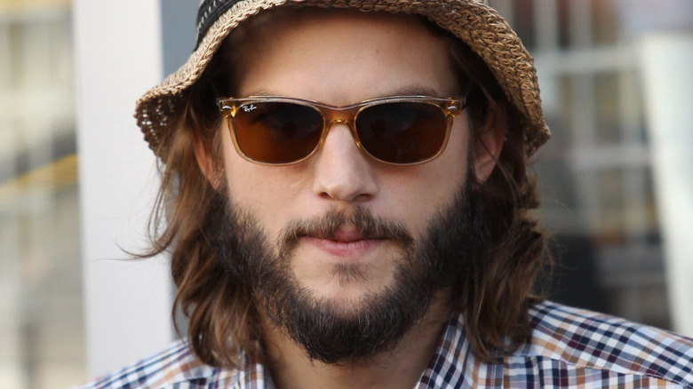 Ashton Kutcher avec lunettes de soleil, barbe