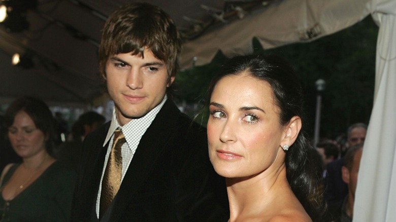 Ashton Kutcher regarde Demi Moore