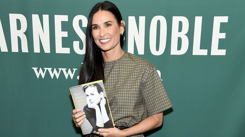 Demi Moore tenant son livre