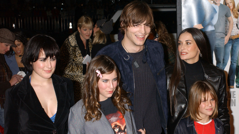 Ashton Kutcher, Demi Moore posant avec ses filles