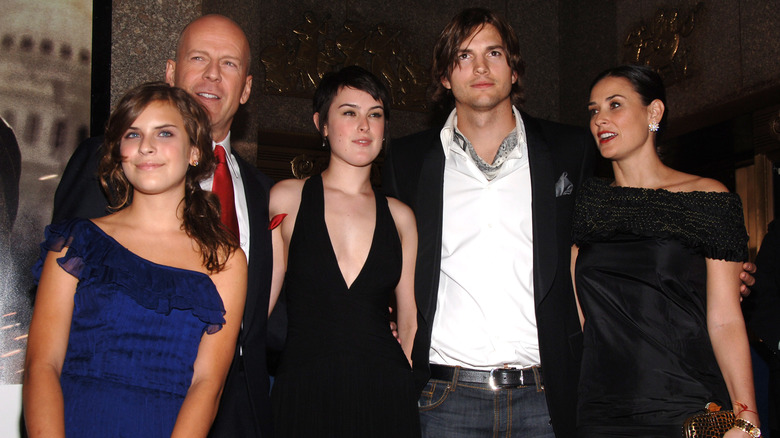 Bruce, Tallulah et Rumer Willis posant avec Ashton Kutcher, Demi Moore