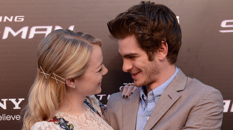 Andrew Garfield et Emma Stone se regardent