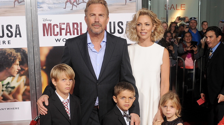 Kevin Costner pose avec sa famille