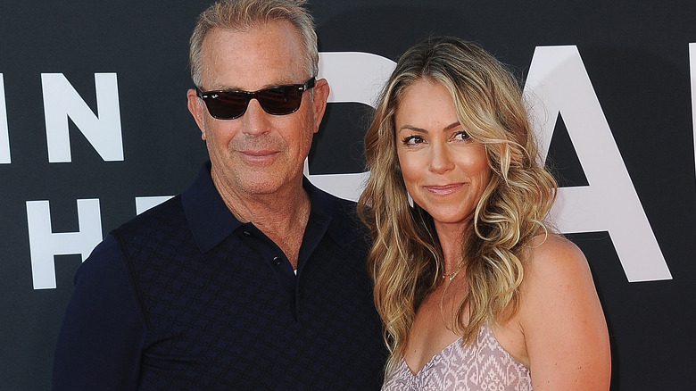 Kevin Costner et Christine Baumgartner souriant