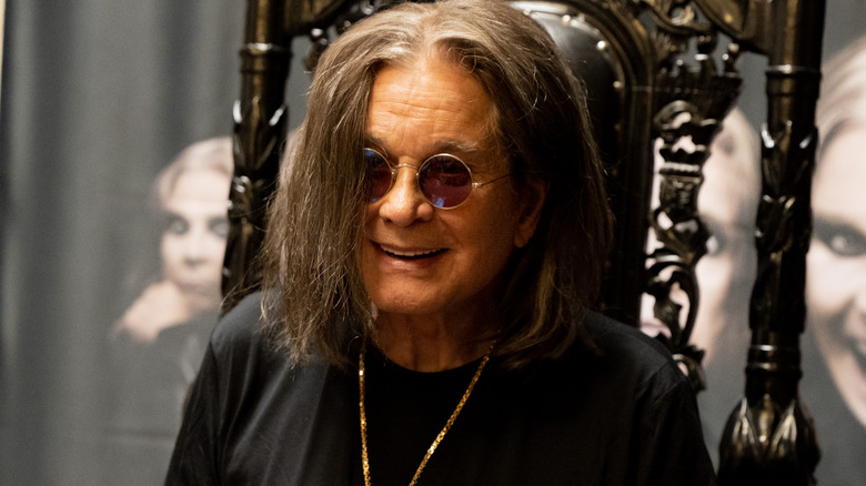 Ozzy Osbourne souriant à Long Beach en 2022