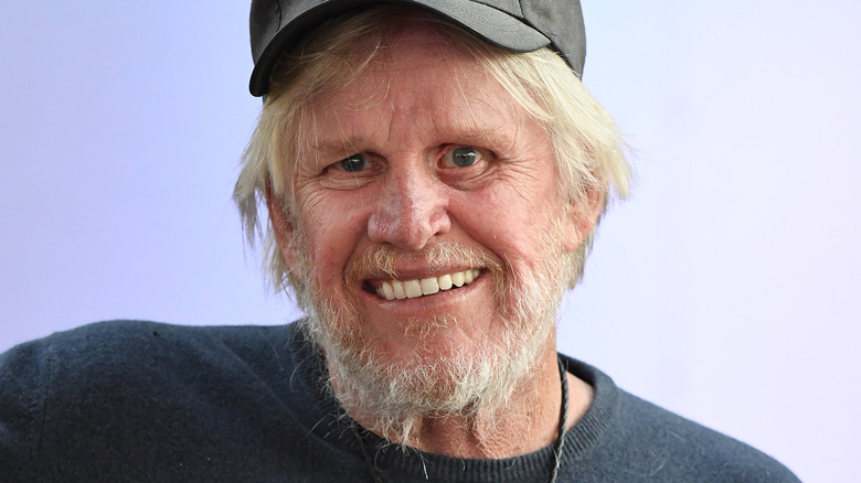 Gary Busey souriant au chapeau à Hollywood en 2021