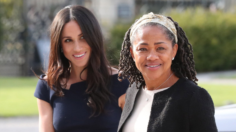 Meghan Markle et Doria Ragland souriantes 