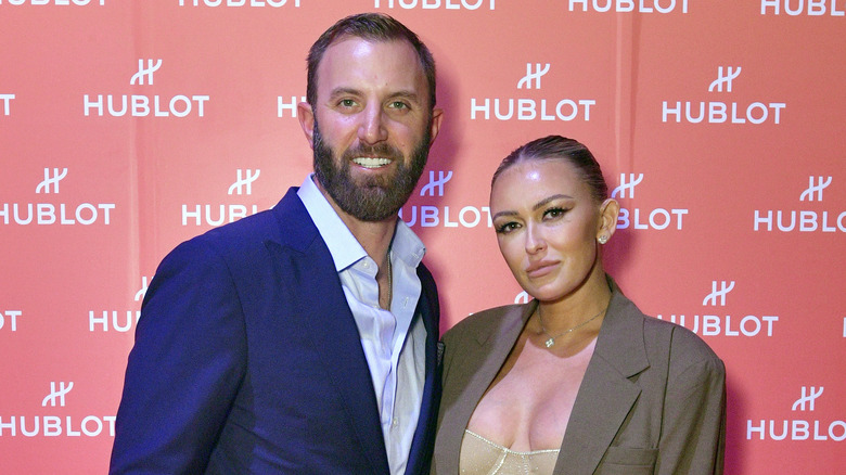 Dustin Johnson et Paulina Gretzky posent