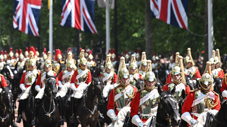 Soldats marchant lors d'un défilé Trooping the Colour