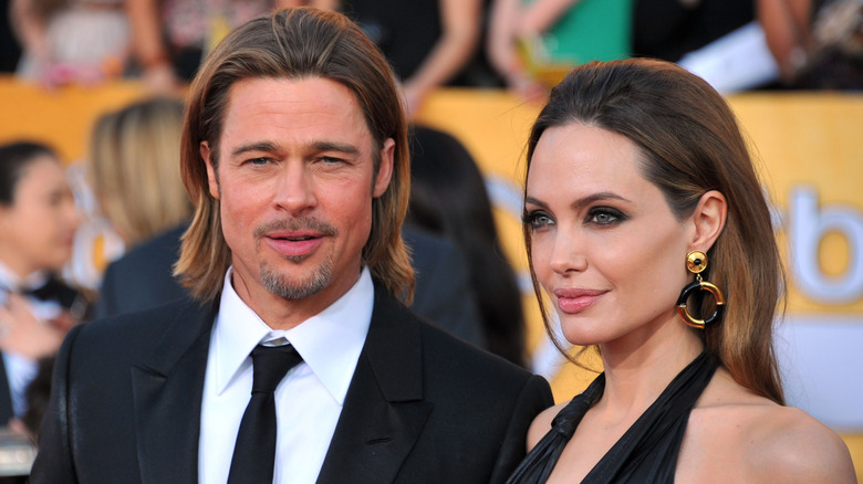 Brad Pitt et Angelina Jolie souriants