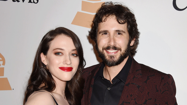 Kat Dennings et Josh Groban sourient 