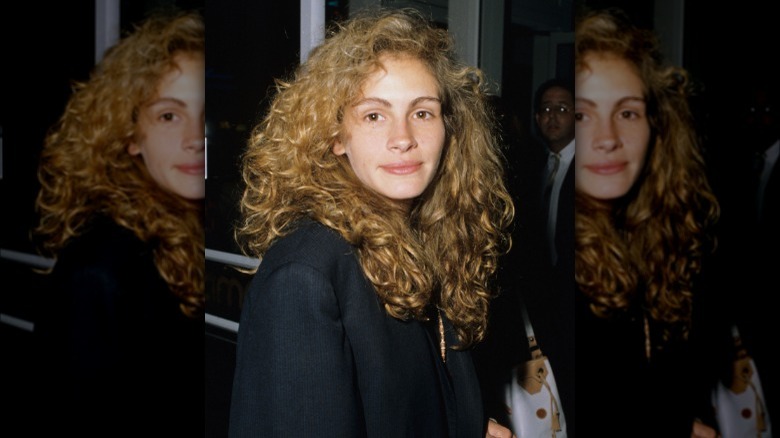 La jeune Julia Roberts aux cheveux bouclés