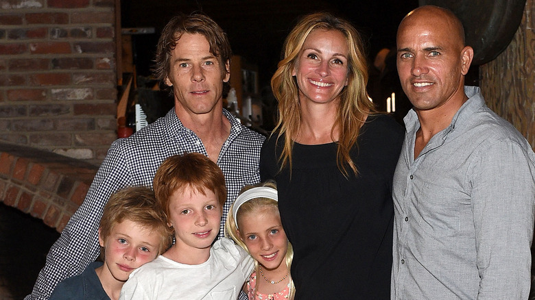 Danny Moder, Julia Roberts souriant avec leurs enfants