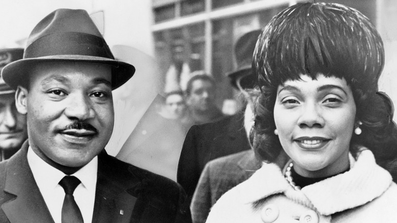 Martin Luther King Jr. et Coretta Scott King portant des chapeaux