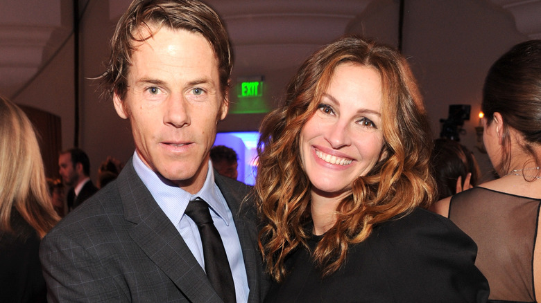 Danny Moder souriant avec Julia Roberts