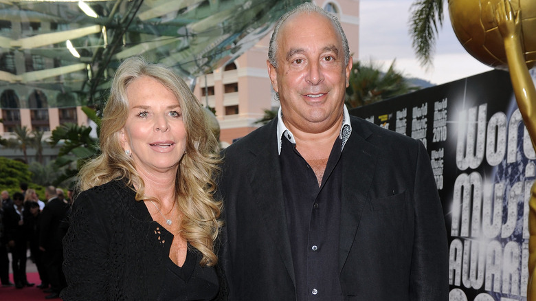 Sir Philip Green pose avec sa femme 