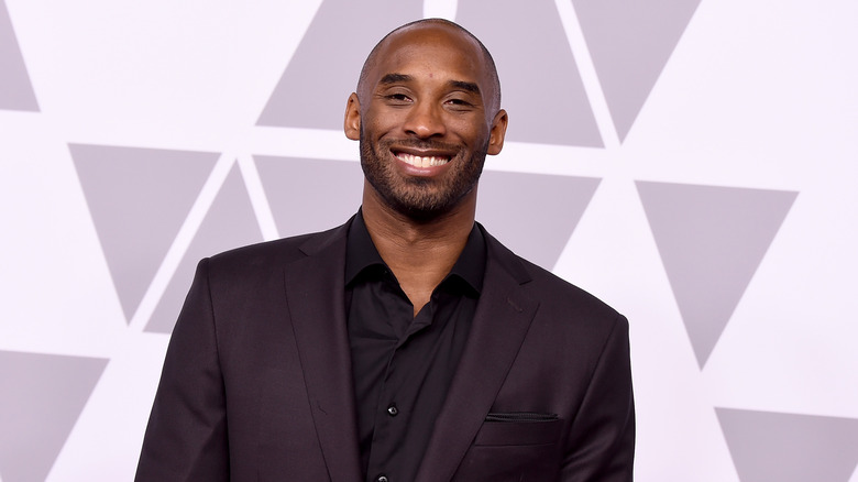 Kobe Bryant sourit sur le tapis rouge