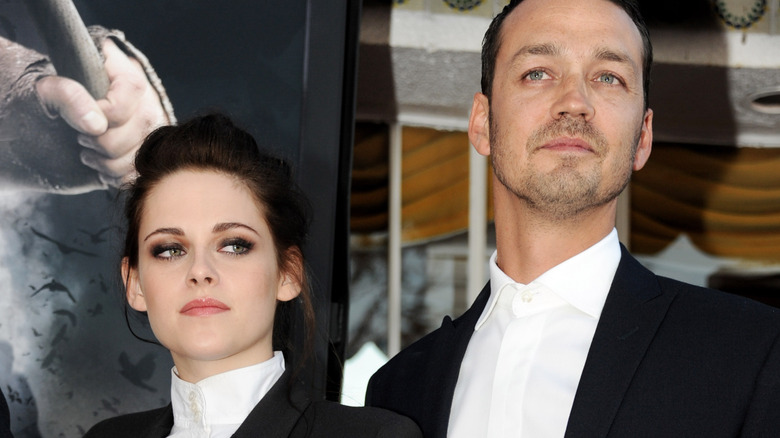 Kristen Stewart posant à côté de Rupert Sanders