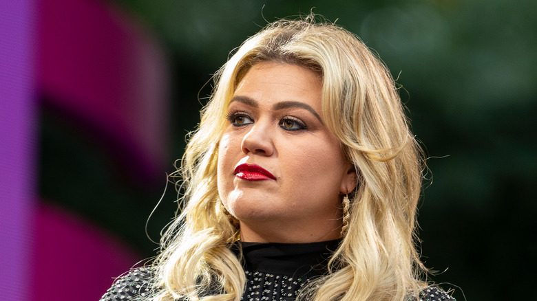 Kelly Clarkson cheveux blonds