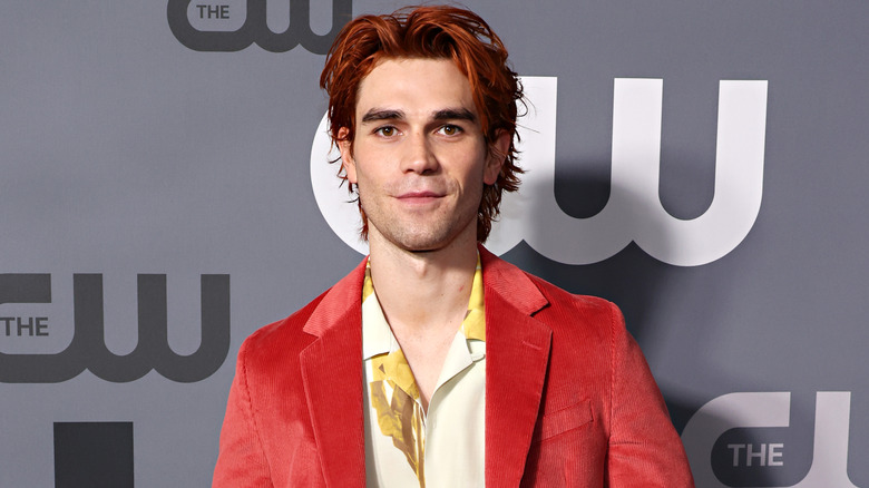 KJ Apa sur le tapis rouge