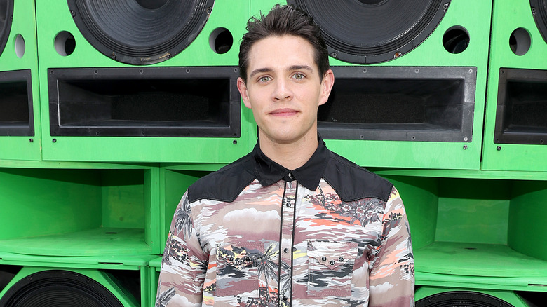 Casey Cott sur le tapis rouge