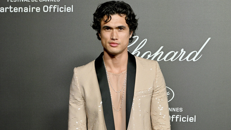 Charles Melton sur le tapis rouge