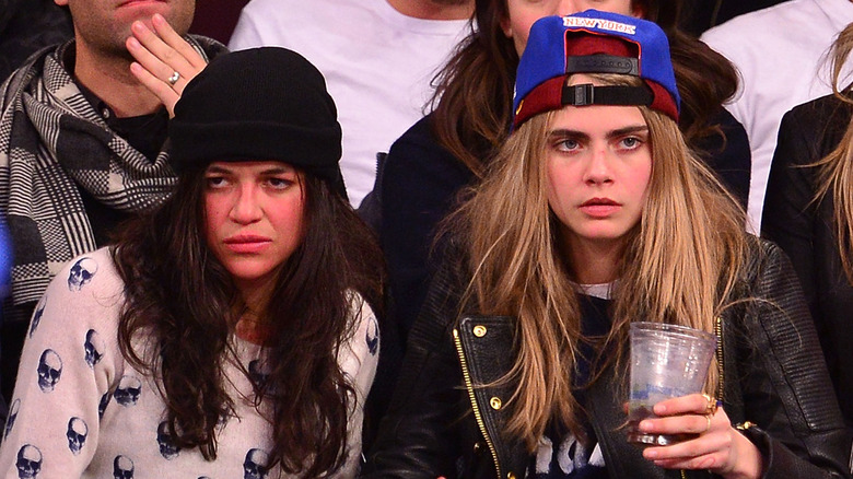 Michelle Rodriquez assise avec Cara Delevingne 