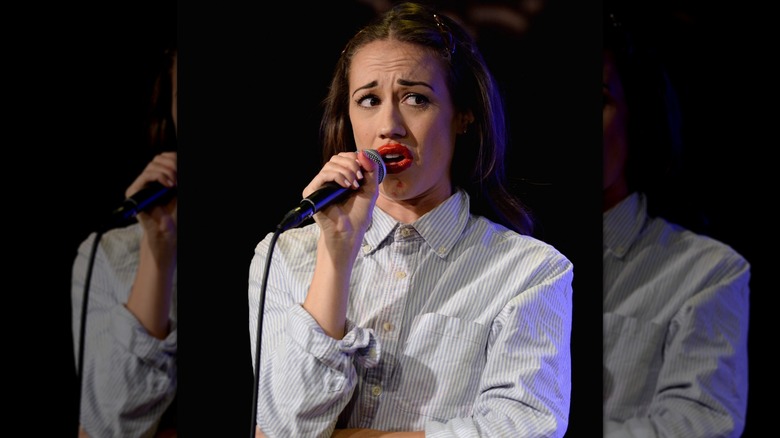 Colleen Ballinger s'exprimant sur scène en tant que Miranda Sings