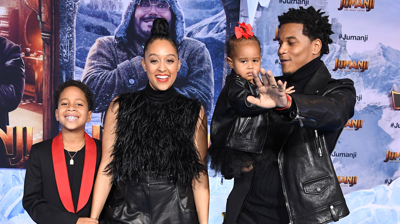 Tia Mowry et Cory Hardrict posant avec des enfants