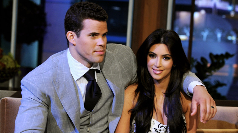 Kris Humphries avec un bras autour de Kim Kardashian