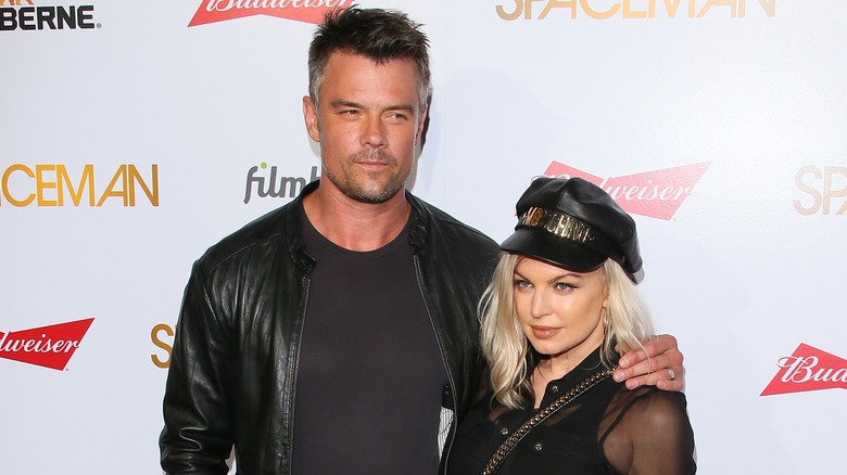 Josh Duhamel avec un bras autour de Fergie