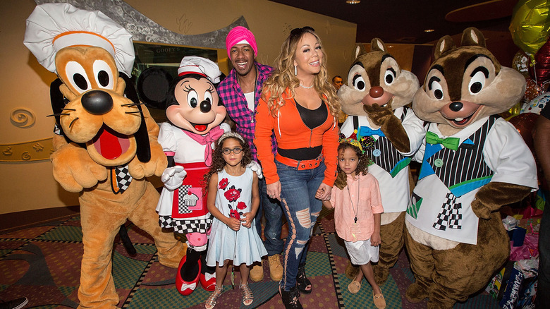 Nick Cannon, Mariah Carey et des jumeaux avec des personnages Disney