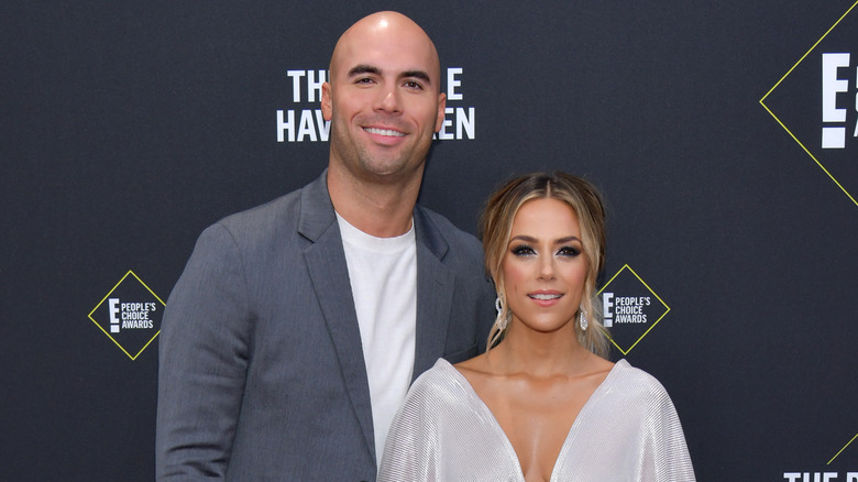 Mike Caussin derrière Jana Kramer