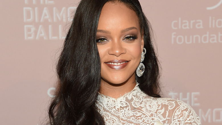 Rihanna souriante