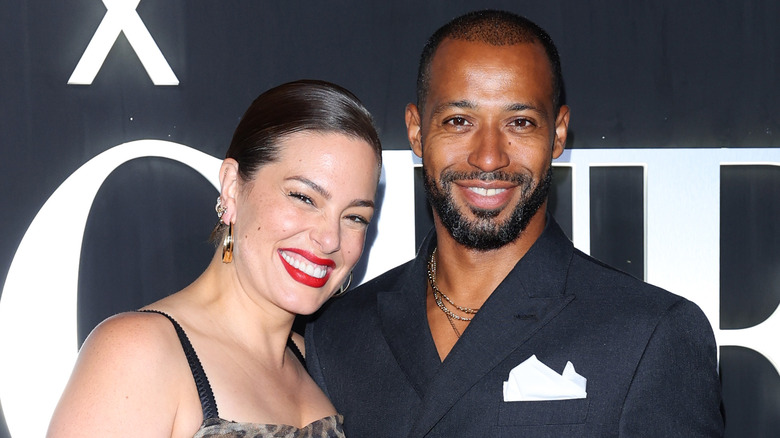 Ashley Graham souriant avec Justin Ervin