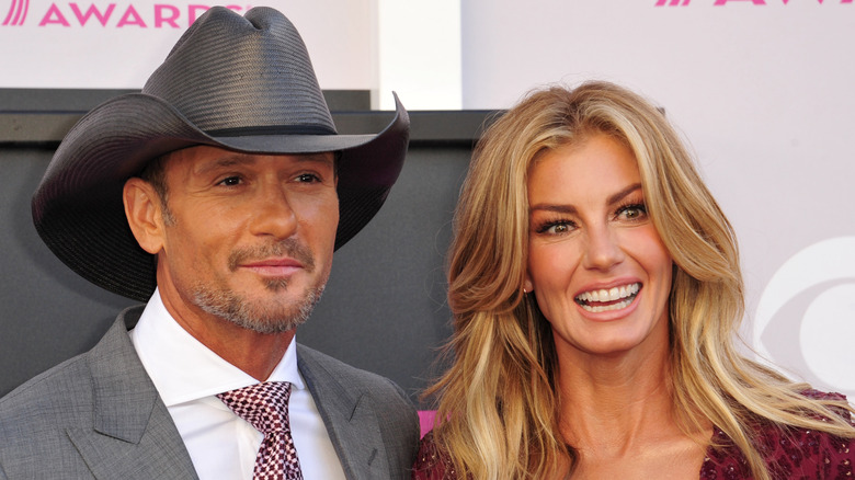 Faith Hill posant avec Tim McGraw