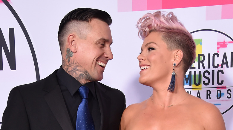 Pink et Carey Hart se regardent avec amour