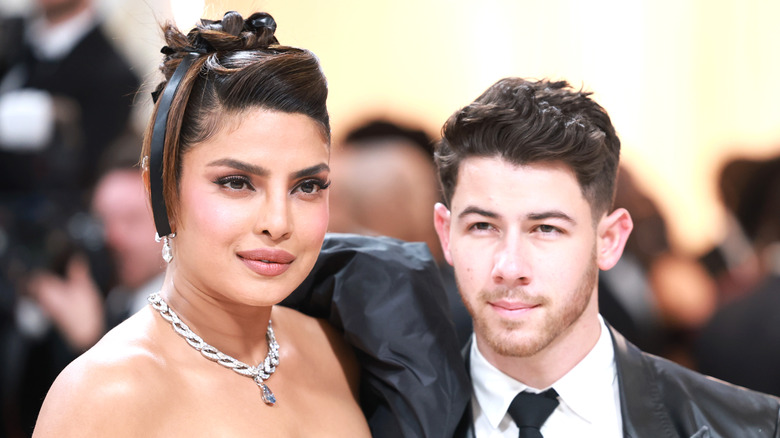 Priyanka Chopra Jonas posant avec Nick Jonas