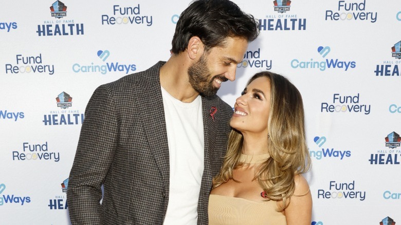 Jessie James Decker et Eric Decker posant lors d'un événement