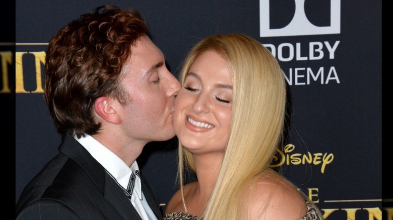 Daryl Sabara embrasse Meghan Trainor sur la joue