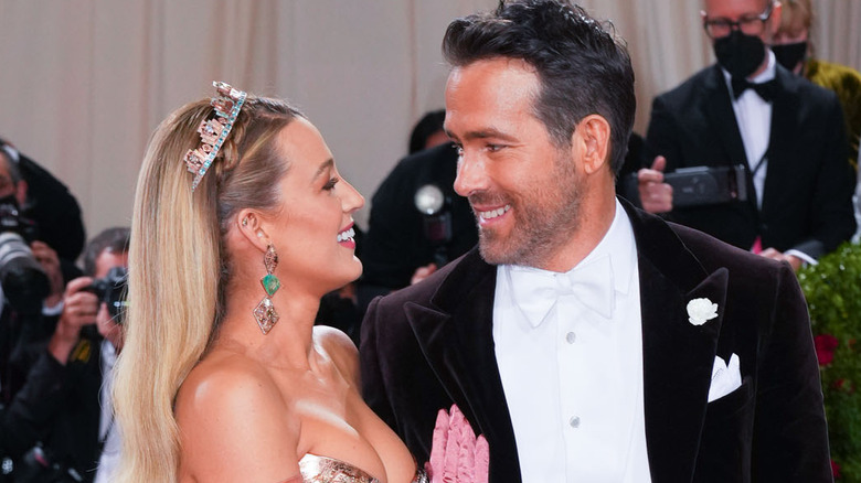 Blake Lively souriant à Ryan Reynolds