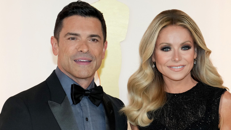 Mark Consuelos posant avec Kelly Ripa