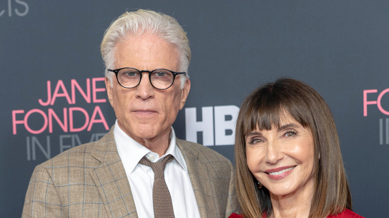 Ted Danson posant avec Mary Steenburgen