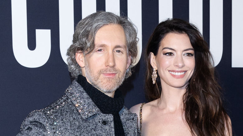 Adam Shulman posant avec Anne Hathaway