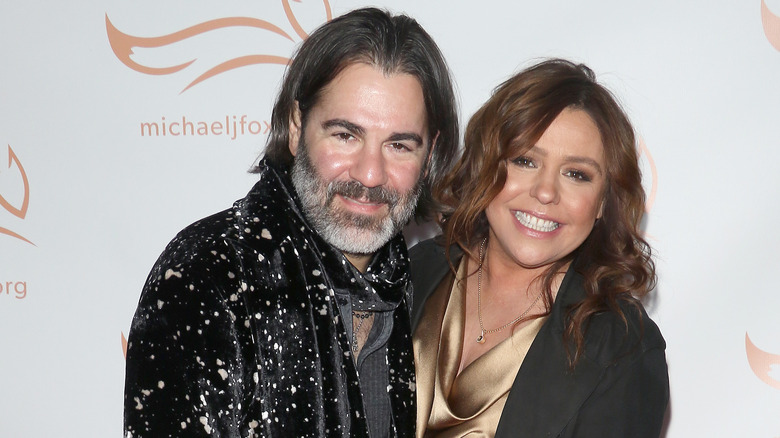 Rachael Ray et John Cusimano s'embrassant sur un tapis rouge