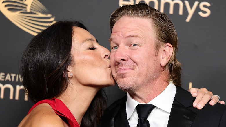 Joanna Gaines embrasse Chip Gaines sur la joue